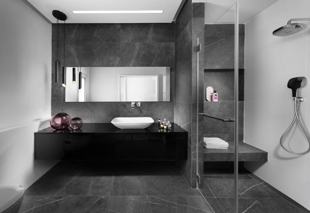 חדר שירותים מודרני אפור שעוצב על ידי רון לי רוזנבלום