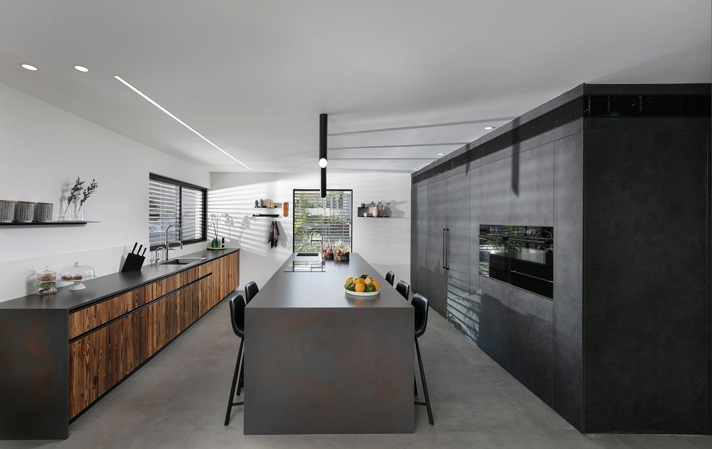 מטבח מודרני שחור בשילוב עץ שעוצב על ידי שפיגל אדריכלים