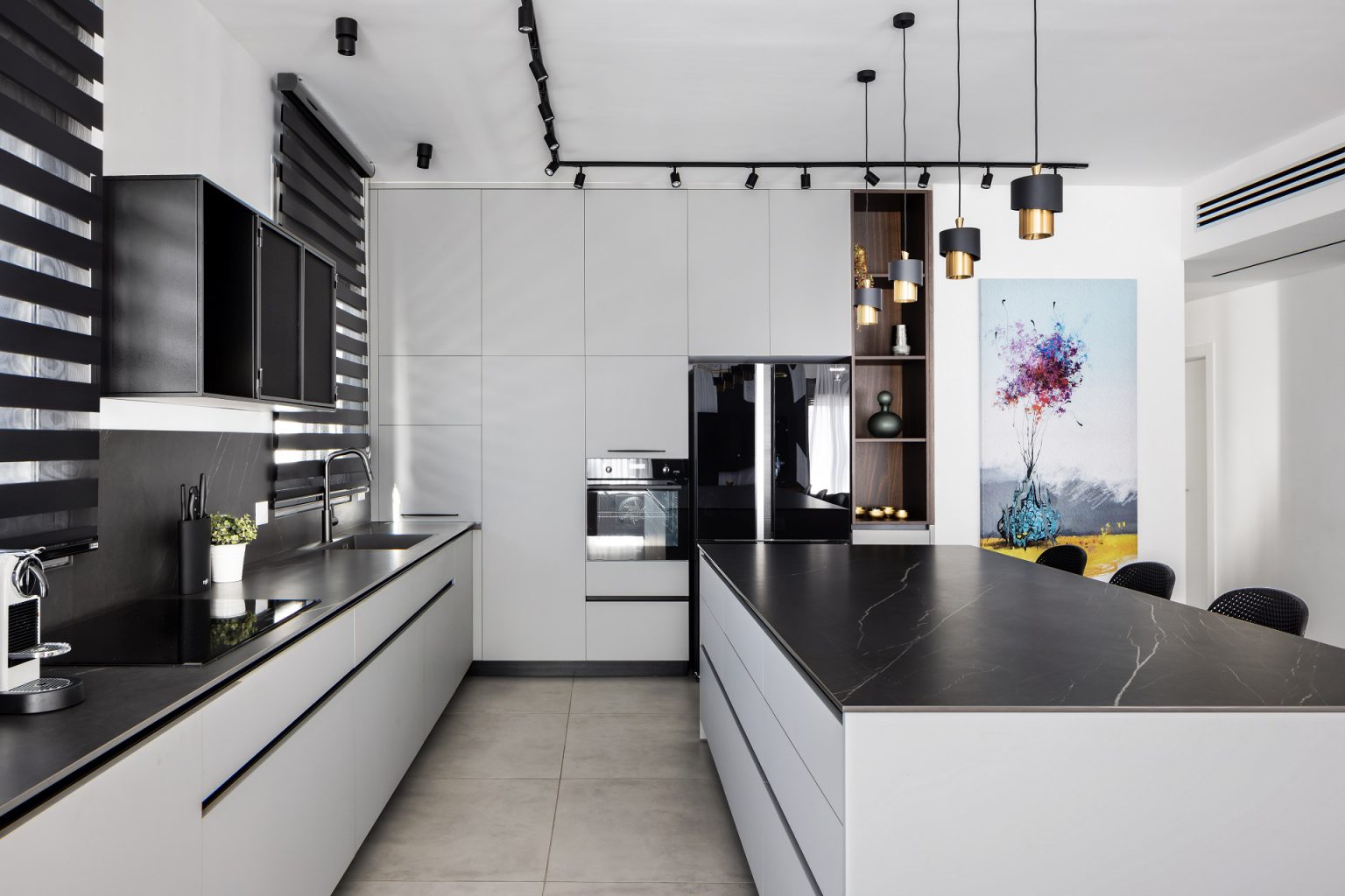 מטבח נאנו אפור בשילוב פורניר אקליפטוס - Semel Kitchens