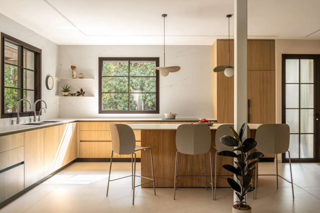 מטבח עץ אלון בגמר טבעי עם ידיות אינטגרליות חרוטות